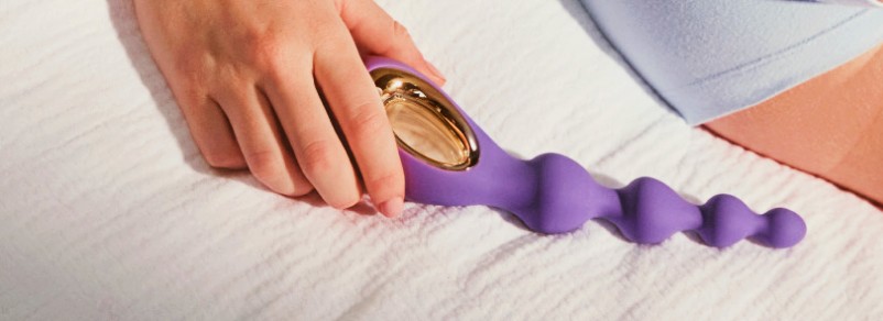 LELO Soraya Beads on a bed