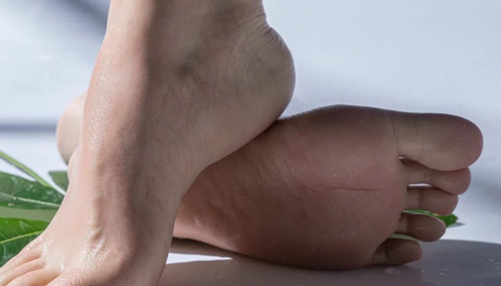 Lisa foot sex toy