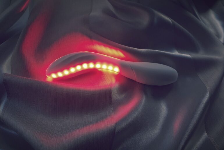 Featured image for an article on LELO MONA Spectra